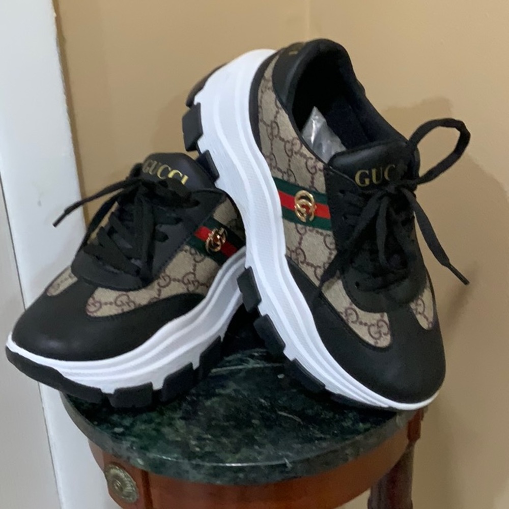 Women sneakers sz US 7